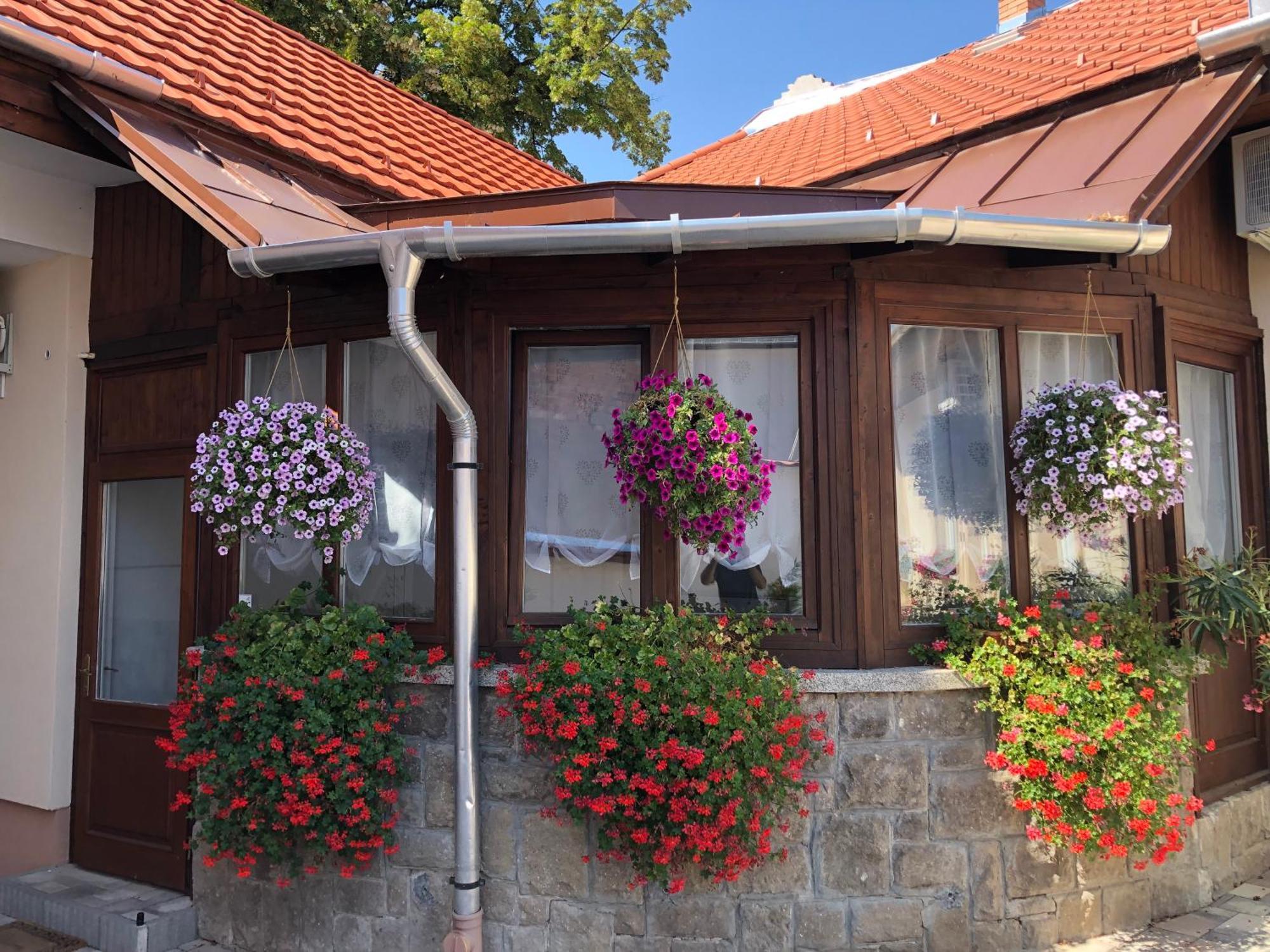 Illa Apartments Eger Luaran gambar
