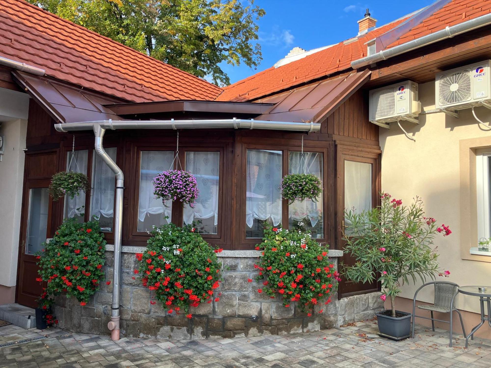 Illa Apartments Eger Luaran gambar